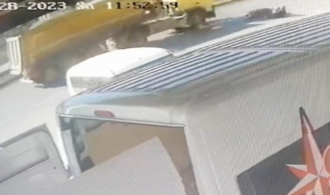 Motosiklet sürücüsü facianın eşiğinden döndü: O anlar güvenlik kamerasında