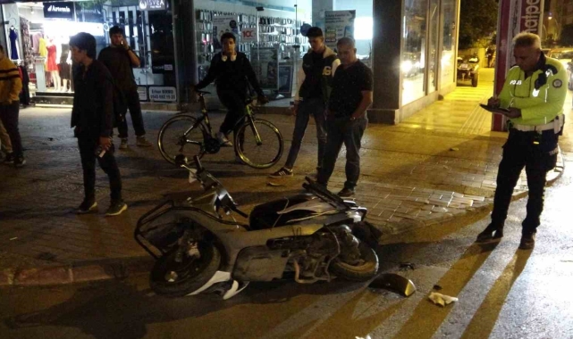 Motosiklet ticari araç ve otomobilin karıştığı zincirleme kazada motosiklet sürücüsü yaralandı