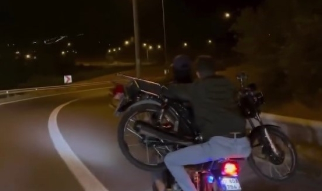 Motosiklet üzerinde motosiklet taşıdılar
