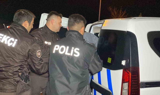 Motosikletle geldiler, eve ateş açıp kaçarken bekçilere yakalandılar