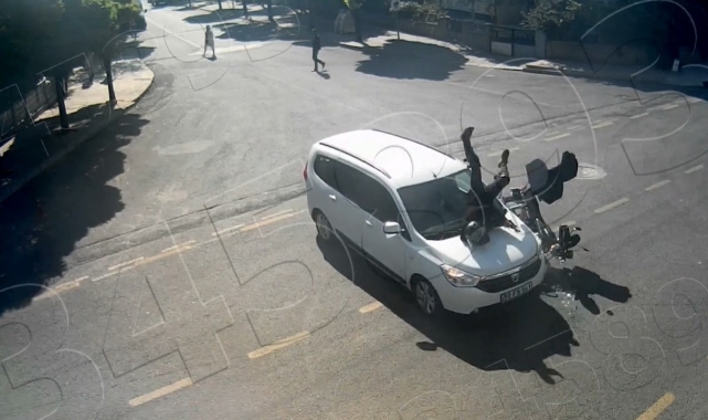 Motosikletli, çarpıştığı aracın üzerinden diğer tarafa savruldu