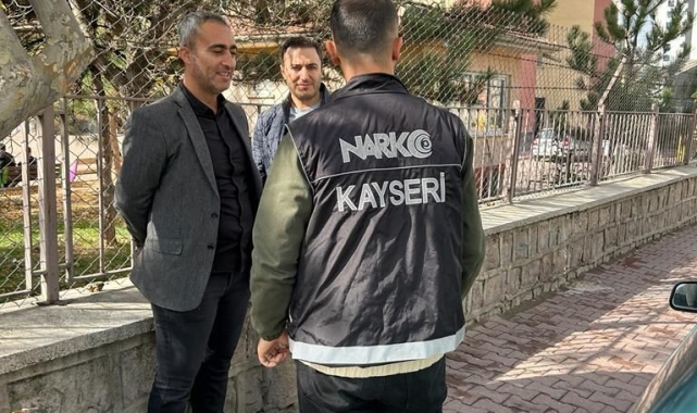Narkotik polisi okul çevrelerini denetliyor