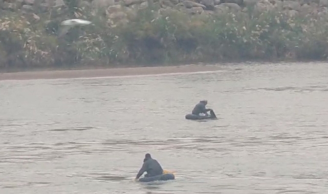 Nehirde suya kapılan kardeşlerden Zilan'ın kurtarılma anı kameraya yansıdı