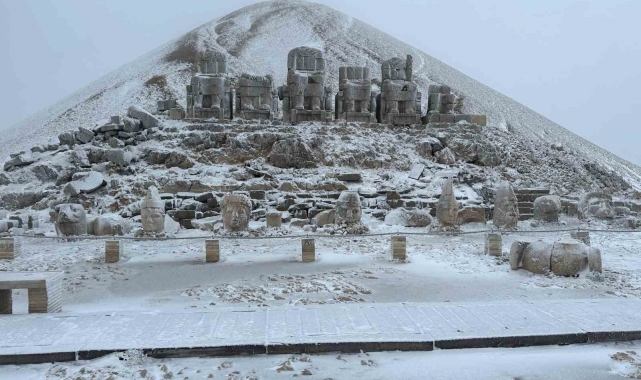 Nemrut'a mevsimin ilk karı yağdı