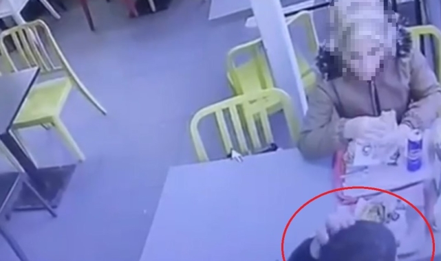 O film gerçek oldu: Kopardığı saçını yemeğine böyle attı