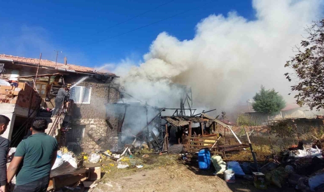 Ocaktan çıkan yangın evi kullanılamaz hale getirdi