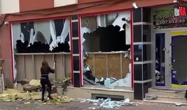 Öfkeli kadın masaj salonunun camlarını kazmayla kırdı