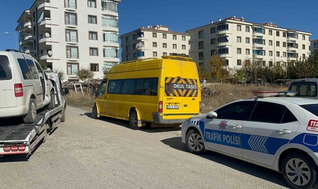 Öğrenci servisi hafif ticari araç ile çarpıştı: 2 yaralı