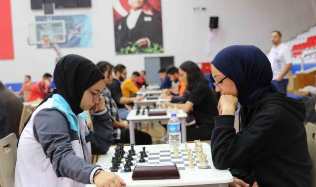Öğrenciler satranç turnuvasında stratejilerini sergiledi