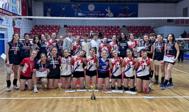 Okul sporlarında gençler mücadelesi sürüyor