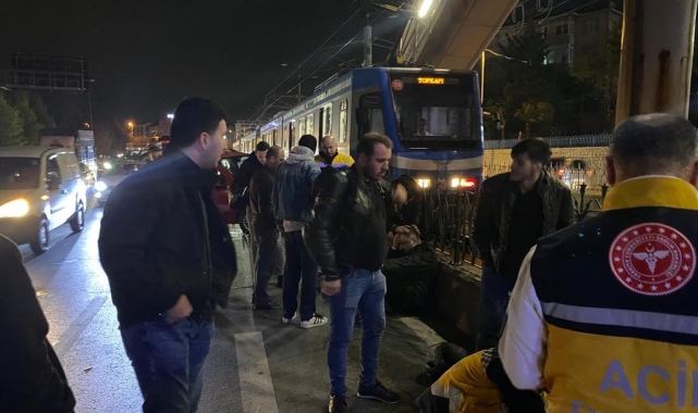 Olumsuz hava koşulları için hazırlık yapan Sultangazi Belediyesi ekipleri denk geldikleri kazaya müdahale etti