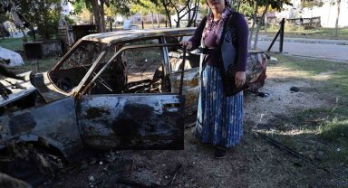 Önce oğlunu dövdüler, sonra otomobili yaktılar