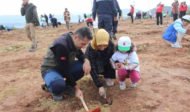 Osmaneli'ndeki 50 yıllık çöp döküm sahasında 5 bin fidan toprakla buluştu