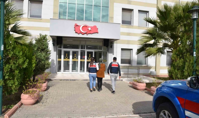 Osmaniye'de FETÖ hükümlüsü kadın kitaplık arkasındaki gizli bölmede yakalandı