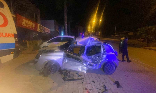 Otomobil ambulansa çarptı; 1 ağır yaralı