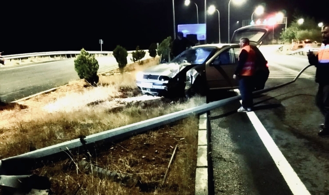 Otomobil elektrik direğine çarptı: 4 yaralı