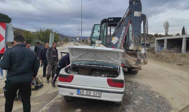 Otomobil geri manevra yapan iş makinesine çarptı: 2 yaralı
