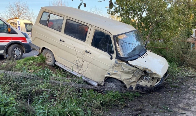 Otomobil ile çarpışan minibüs evin bahçesine girdi: 1 yaralı