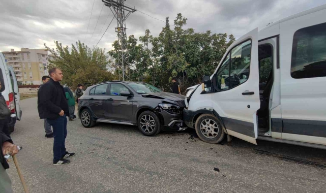 Otomobil ile minibüs kafa kafaya çarpıştı: 5 yaralı