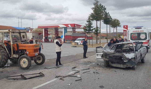 Otomobil ile traktör çarpıştı: 1 ölü, 1 yaralı
