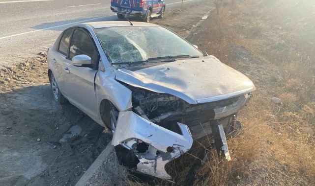 Otomobil menfeze savruldu, sürücü yaralandı