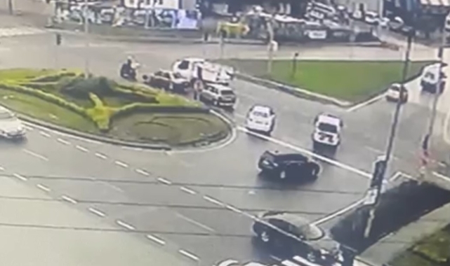 Otomobilin çarptığı kadın yaralandı, kaza anı kamerada