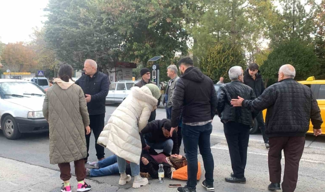 Otomobilin kapısına motosiklet çarptı: 1 yaralı