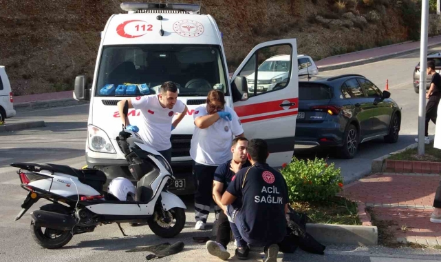 Otomobille çarpışan motosiklet sürücüsü yaralandı