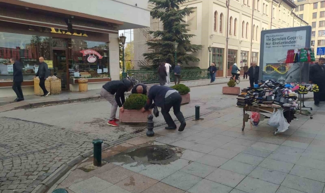 Otomobiller düzensiz park etmesine taş saksılarla çözüm bulmaya çalıştılar