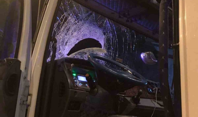 Otoyolda ilginç kaza: Fırlayan balata başka aracın camından girdi