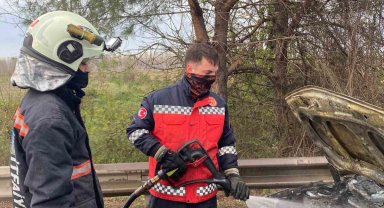 Otoyolda seyir halinde alev alan otomobil kullanılamaz hale geldi