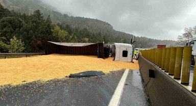 Otoyolda tır yan yattı, yol tahıl ile kaplandı