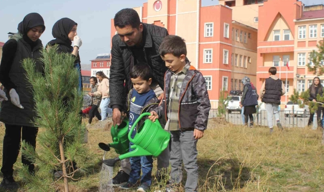 Özalp'te 500 fidan toprakla buluşturuldu