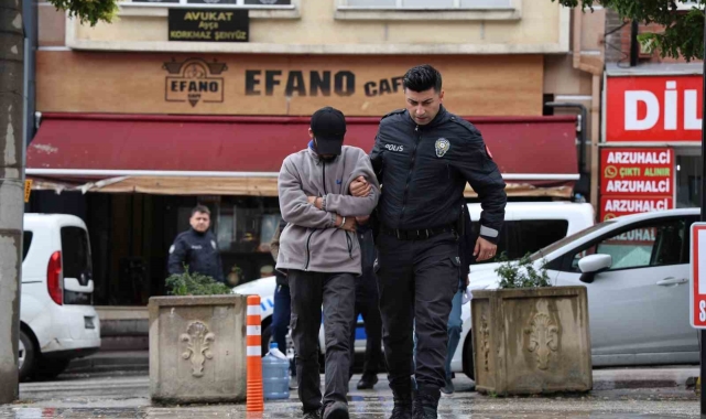 Park halindeki 18 aracın lastiğini bıçakla patlatan şahıs adliyeye sevk edildi