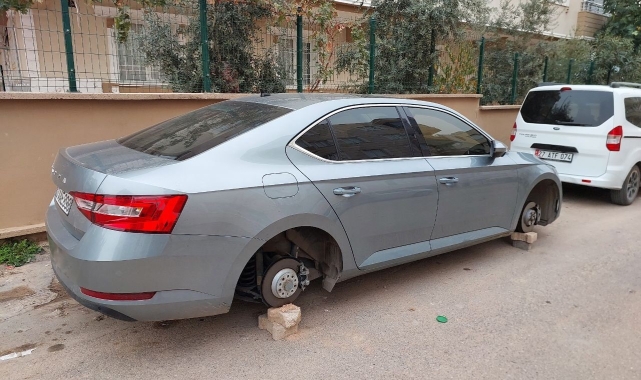 Park halindeki 3 aracın lastikleri jantlarıyla beraber çalındı