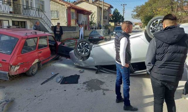 Park halindeki araca çarpan otomobil ters dönerek durabildi