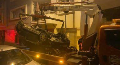 Park halindeki araçlara çarpan otomobil ters döndü