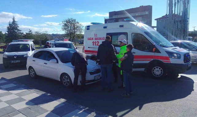 Park halindeki tıra çarpan motosikletlinin yaralandığı kaza kamerada