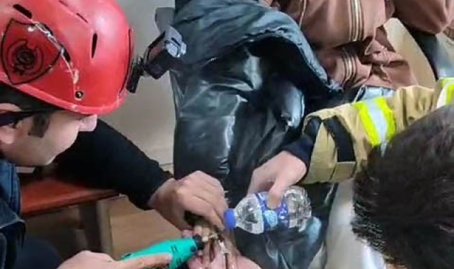 Parmağı fermuara sıkışan lise öğrencisinin yardımına itfaiye yetişti