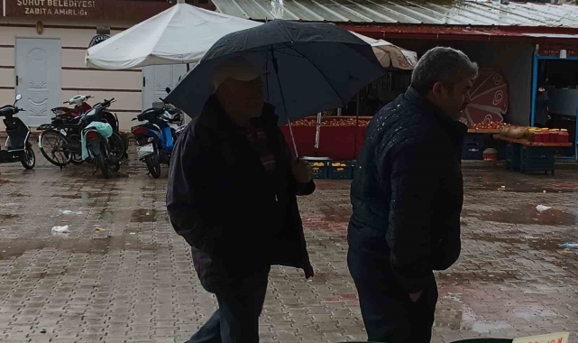 Pazarcı esnafının yağmur ve şiddetli rüzgarla imtihanı