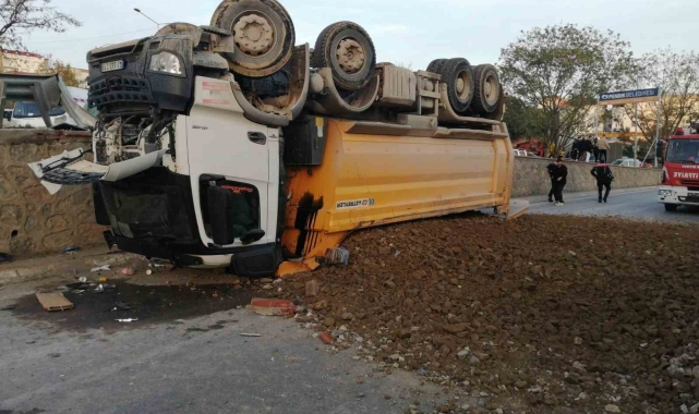 Pendik'te hafriyat kamyonu bariyerleri aşıp yola devrildi: 1 yaralı