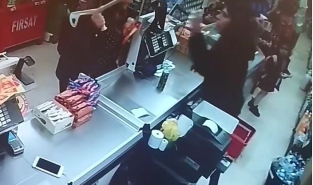 Pendik'te reyondaki fiyat kasada farklı çıkınca kasiyere koltuk değneğiyle saldırdı