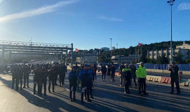 Polis ekiplerinden 15 Temmuz Şehitler Köprüsü'nde Atatürk'e saygı duruşu
