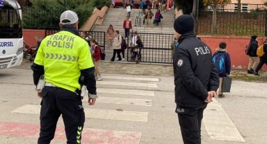 Polis okul çevresinde sıkı denetim yaptı