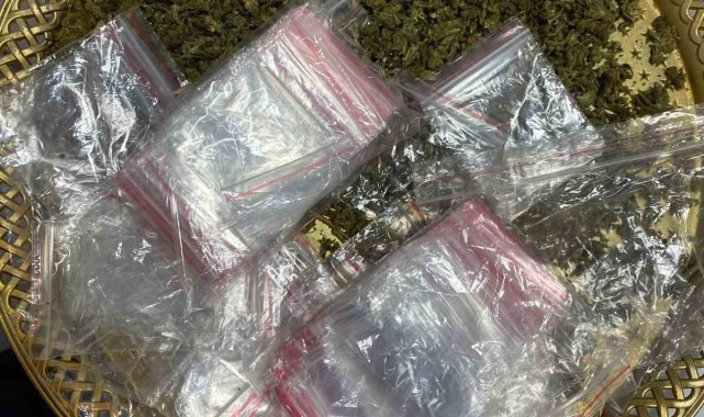 Polis uygulamasında, firari cinayet hükümlüsü ve tepsili torbacı yakalandı