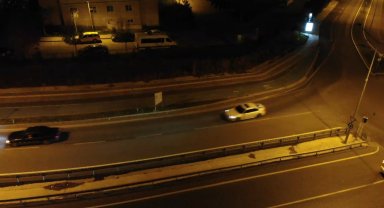 Polisin dur ihtarına uymayan otomobil kovalamacası dron ile görüntülendi