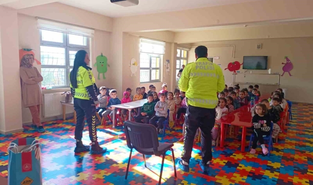 Polisten öğrencilere trafik güvenliği eğitimi