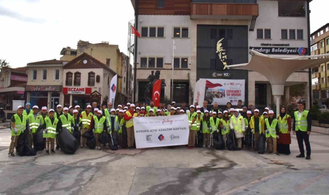 Protokol ve öğrencilerden çevre temizliği