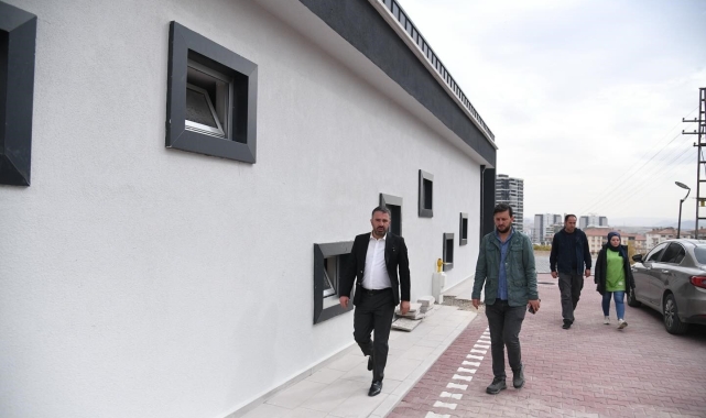 Pursaklar Belediye Başkanı Çetin, yapımı devam eden spor salonunda incelemelerde bulundu