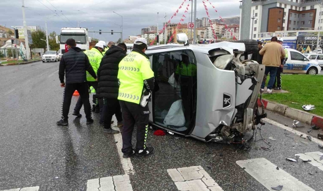 Refüje çarparak devrilen araçtan burnu bile kanamadan çıktı